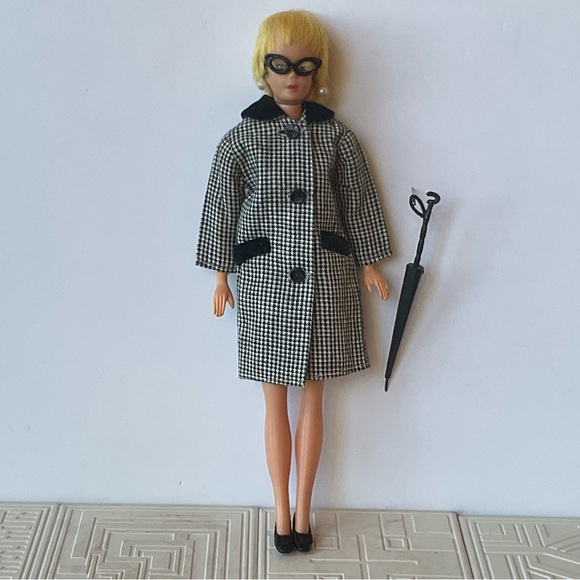 8 Barbie outfits and accessories - Picture 7 of 16